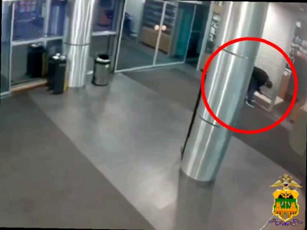 В Адлере вор украл мобильные телефоны прямо из павильона ТЦ