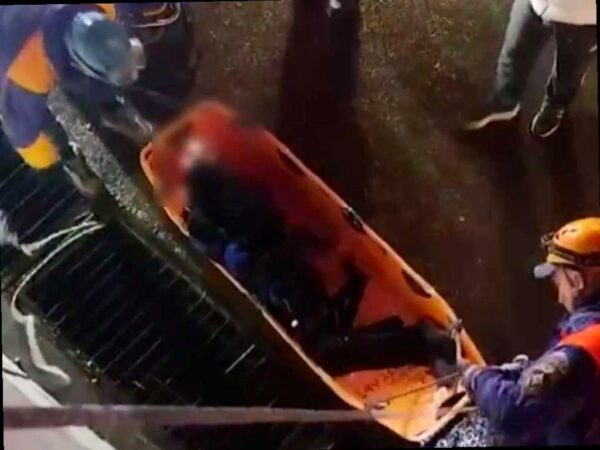 Мужчина упал с трехметровой стены в Сочи
