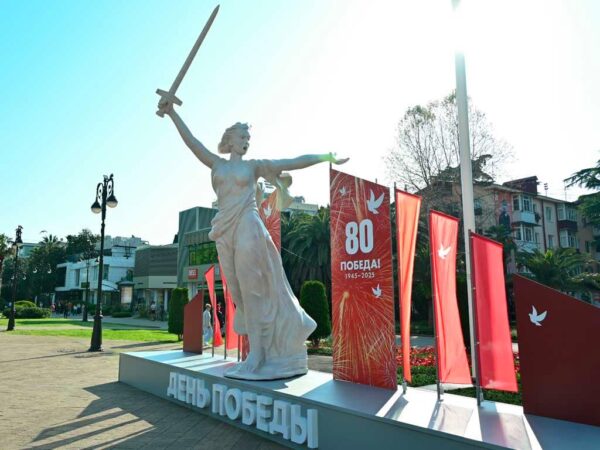 В Сочи предлагают сохранить арт-объекты в честь Дня Победы на улицах города