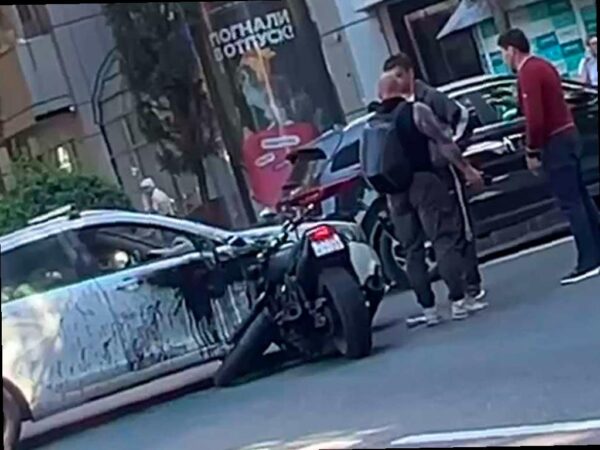 Мотоциклист столкнулся с автомобилем в центре Сочи