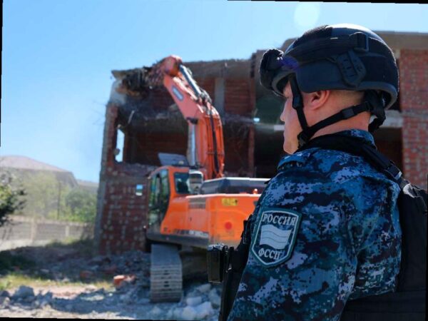 Сносят самострои в Сочи, включая трехэтажный дом