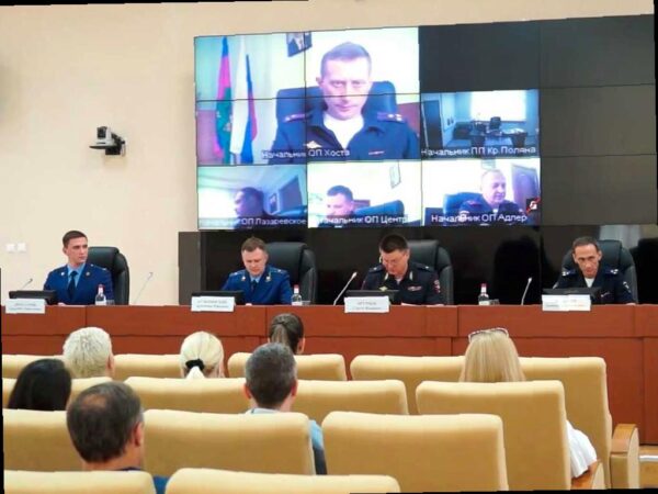 В Сочи сотрудники полиции и представители банков обсудили проблему кибермошенничества на курорте. В ходе совещания были рассмотрены основные схемы мошенничества, методы расследования и меры защиты клиентов. Статистика показывает, что киберпреступники совершили 20% всех преступлений в 2025 году, причинив ущерб в размере более 300 миллионов рублей. Особое внимание было уделено защите данных пожилых клиентов. Начальник сочинского УВД призвал банки усилить контроль за операциями клиентов старшего возраста.