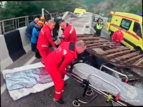 На Мамайском перевале в Сочи спасатели помогли водителю после аварии