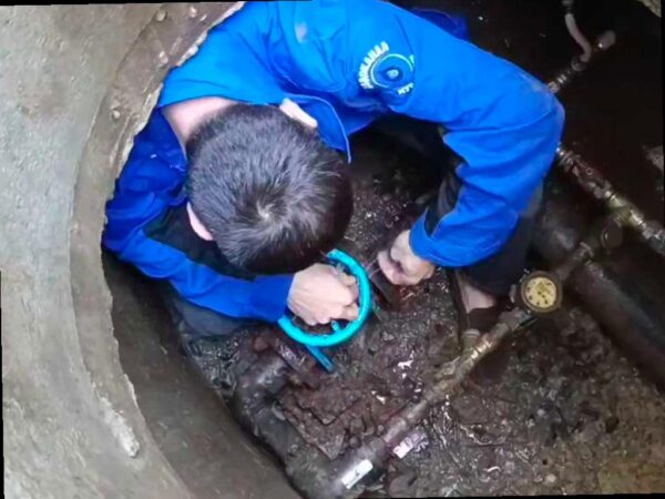 Водоканал Сочи продолжает отключать воду должников в Центральном районе