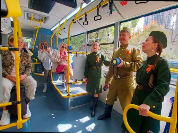 Праздничный песенный марафон в автобусах Сочи
