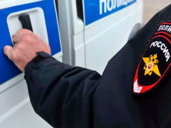 В Сочи пресекли деятельность группы, занимавшейся незаконной легализацией мигрантов. По информации ГУ МВД по Краснодарскому краю, двое человек были задержаны за создание схемы, в которой участвовали также восемь россиян. Они выдавали фальшивые туристические приглашения иностранным гражданам за крупные суммы, после чего те исчезали. По оценкам, в страну таким образом попало около 70 нелегальных мигрантов. Организаторы находятся под стражей, остальные под подпиской о невыезде. Всем им грозит до 7 лет тюрьмы по статье организации незаконной миграции. Фото: Алексей Сухоруков / РИА Новости.
