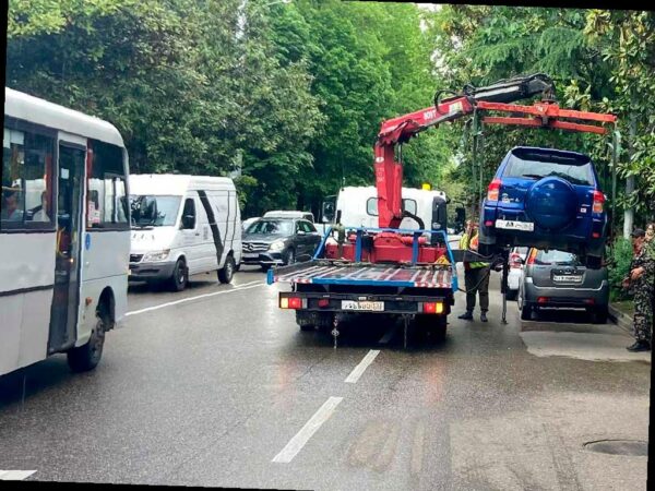 В Сочи начали эвакуацию автомобилей, стоящих не по правилам