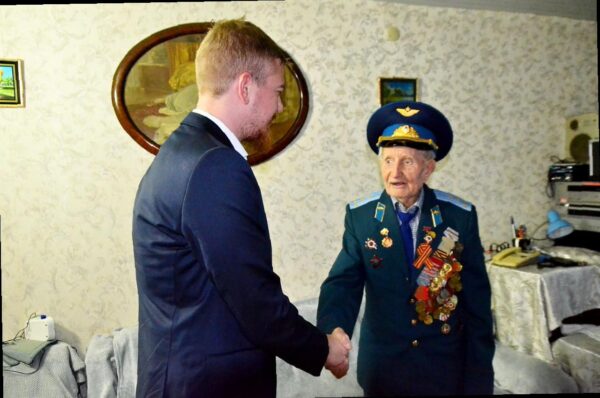 «Виктор Тепляков поздравил ветеранов Сочи с 80-летием Великой Победы»