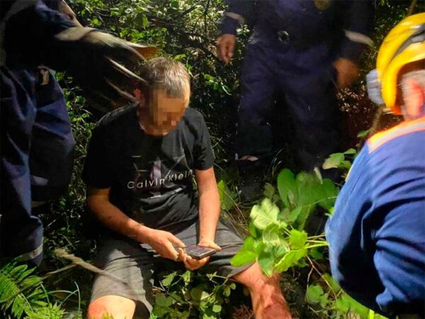 В лесу возле поселка Вардане в Сочи спасатели помогли мужчине с травмой ноги