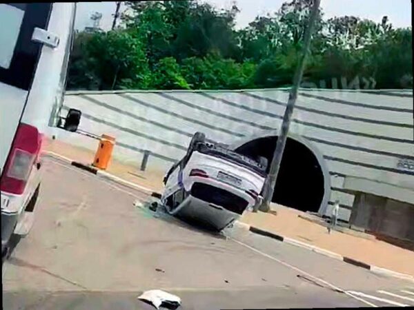 Каршеринг перевернулся перед тоннелем на Дублере в Сочи