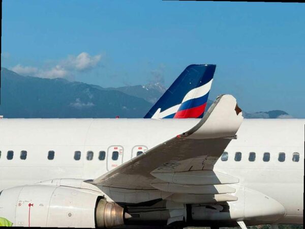 Два самолета столкнулись на площадке аэропорта Сочи