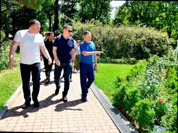 Депутат ЗСК Виктор Тепляков посетил парк «Ривьера»