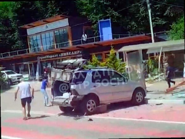 В Сочи произошло ДТП: автомобиль без водителя столкнулся с остановкой