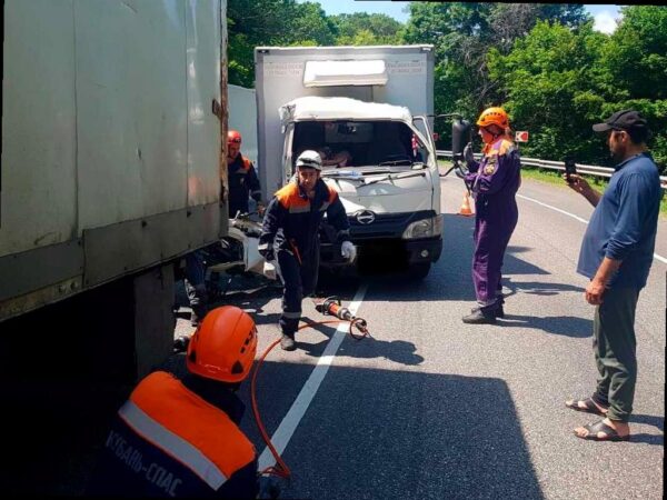 ДТП на трассе в Сочи: ребенка зажало в кабине грузовика