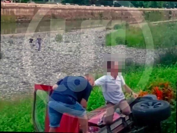 В Сочи автомобиль вылетел с дороги и упал в реку