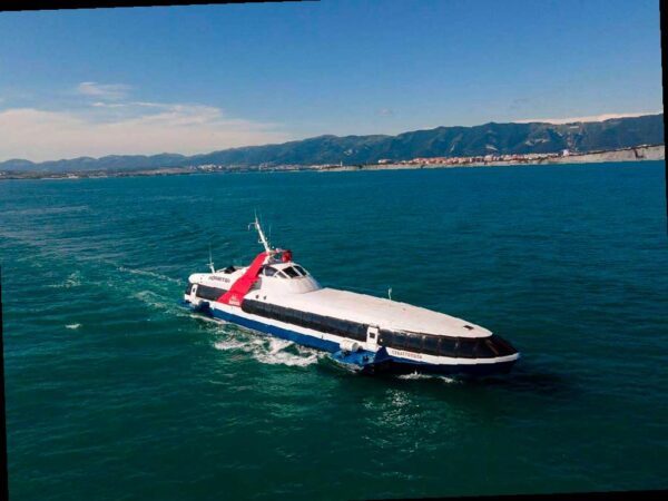 Между Сочи и Геленджиком теперь ходит морской катамаран «Комета»