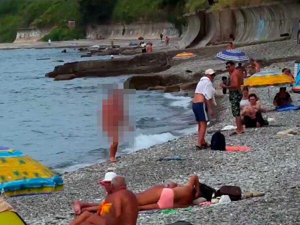 На сочинском пляже задержали голого туриста