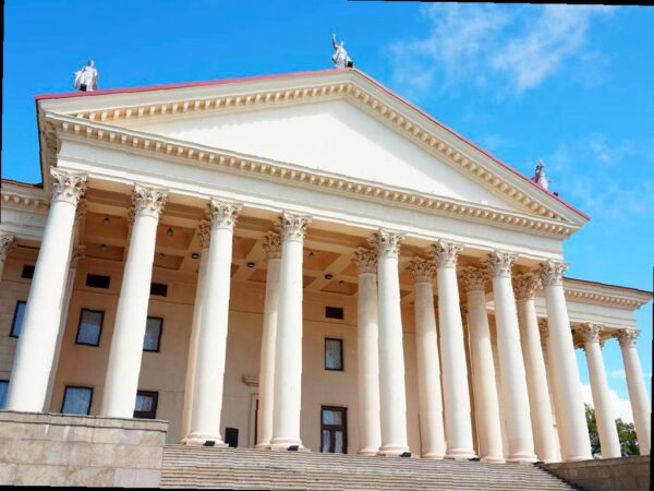 В Сочи будет показана комедия «Примадонны» от Государственного русского театра драмы имени Фазиля Искандера