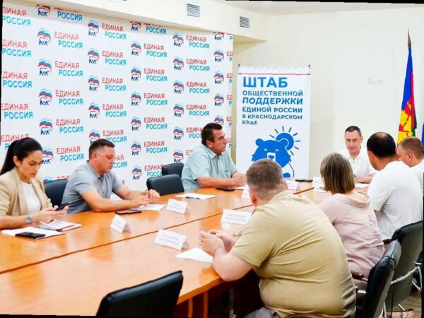 Депутат Виктор Тепляков следит за ликвидацией оползня на улице Краснодонской