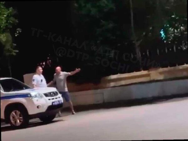 В Сочи пьяный мужчина набросился на инспектора ГИБДД