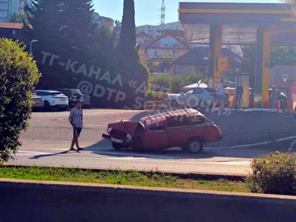 В Сочи произошло серьезное ДТП: автомобиль «ВАЗ-2104» врезался в стену