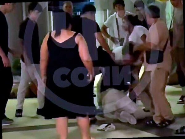 В центре Сочи произошел инцидент, о котором стало известно из видеозаписи, опубликованной в телеграм-канале «ЧП Сочи». В Торговой галерее на улице Навагинской группа молодых людей напала на парня, вызвав беспокойство прохожих.