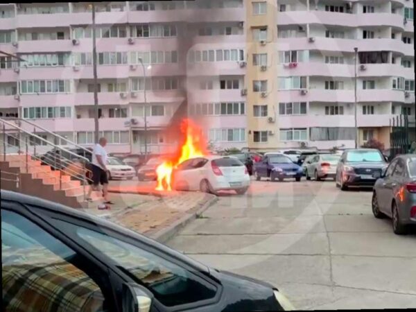 Автомобиль загорелся во дворе дома в Сочи