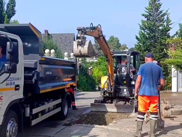 Сочинский Водоканал устраняет проблему на улице Рахманинова