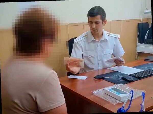 Полиция в Сочи помогла вернуть пенсионерке более 500 тысяч рублей, которые она потеряла из-за телефонных мошенников. Женщине позвонил фальшивый курьер, который попросил её сообщить СМС-код для оформления доставки. Затем другой аферист представился сотрудником Роскомнадзора и убедил женщину, что на её имя сделана доверенность к её банковскому счёту.