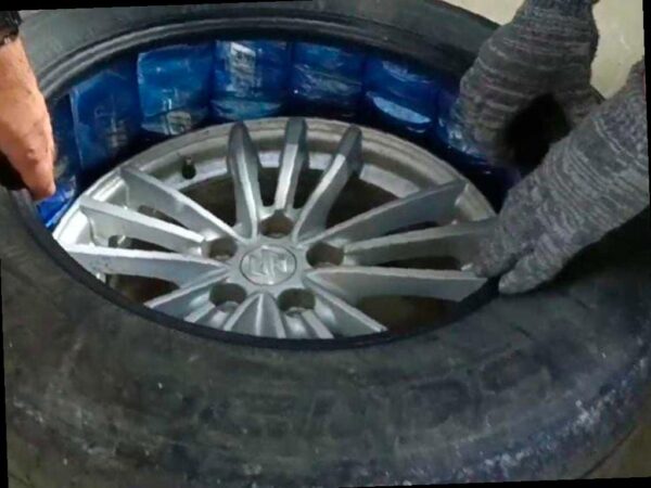 На таможне в Адлере остановили два автомобиля, в которых нашли тайники с контрабандой. Из Южного таможенного управления сообщили, что в одной машине нашли 1280 пачек сигарет AMERICAN FLAVOR из ОАЭ, спрятанные в колесах. В другом автомобиле контрабандные сигареты были спрятаны в бампере и порогах — всего 1340 пачек марки THE KING из Евросоюза. Вся продукция была без российских акцизных марок и маркировки. Сигареты и машины изъяли, проводятся проверки и экспертизы. Перевозчики будут привлечены к ответственности по результатам расследования. Ранее было сообщено, что в Сочи также были пресечены попытки незаконного провоза алкоголя из Абхазии. (Источник: sochinews.io) Фото: Южное таможенное управление.