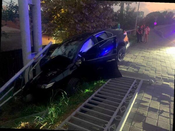В Центре Сочи Toyota столкнулась со столбом, водитель погиб