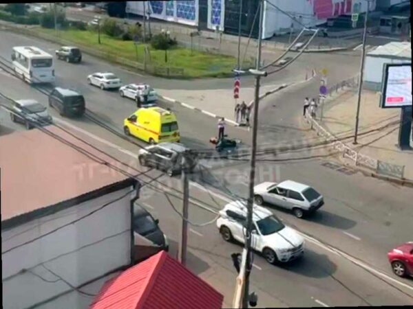 Автоледи совершила ДТП в центре Сочи, сбив мопедиста
