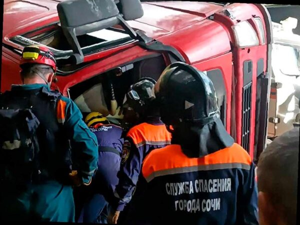 В Сочи женщину зажало в грузовике после ДТП