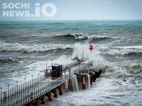 Бурный старт недели в Сочи: ветер и шторм