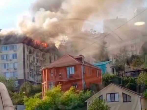 В Сочи происходит пожар в жилом доме на улице Альпийской