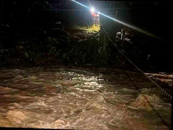 В городе Сочи произошел необычный инцидент: река Цанык затопила автомобиль с водителем внутри. Вечером 10 октября в Хостинском районе Сочи начались сильные дожди, и уровень воды в реке резко поднялся. Местный житель, 59-летний мужчина, попытался пересечь реку на своей машине, но бурный поток унес его автомобиль. Водителя окружила вода с двух сторон, и он оказался в трудном положении.