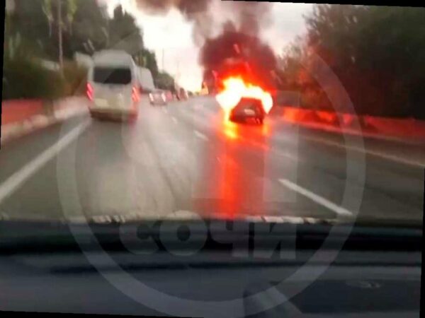 В Сочи на трассе произошел пожар с автомобилем