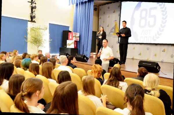 «Виктор Тепляков поздравил учителей и учащихся Сочи с Днем среднего профессионального образования»