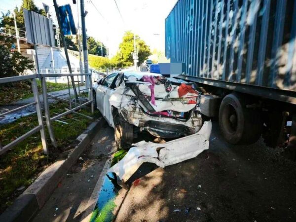 ДТП с участием грузовика и легковушки произошло в поселке Лазаревское в Сочи. Водитель грузовика не смог остановиться на перекрестке и столкнулся с Toyota, которая стояла на зеленый свет. Затем он продолжил движение и столкнулся с другим автомобилем, ИЖ. В результате аварии пострадали двое детей — двух и пяти лет, которые находились в Toyota, а также водитель ИЖ. Все пострадавшие были госпитализированы. Более подробная информация о происшествии доступна по ссылке: https://sochinews.io/2021/10/18/v-sochi-gruzovik-protaranil-legkovushku-postradali-deti/