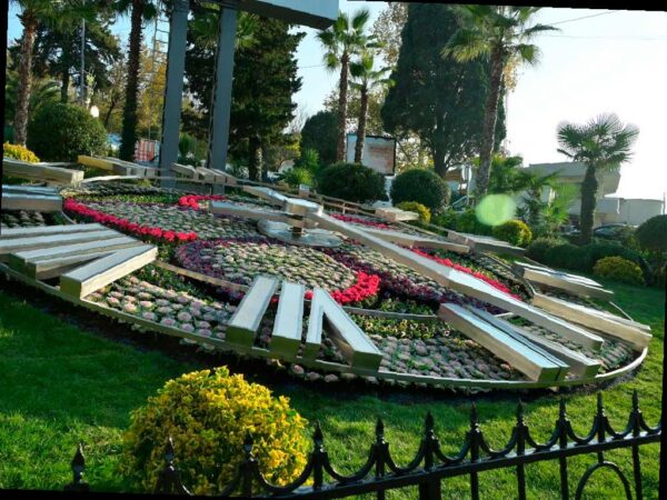 В Сочи обновили цветочные часы на улице Войкова