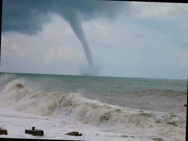В Сочи ожидаются ливни и смерчи ночью
