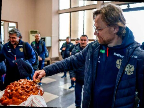 Футбольные сборные России и Перу прибыли в Сочи для проведения товарищеских матчей. Игроков встретили с хлебом-солью и казачьими напевами. Первый матч между Россией и Чили состоится завтра на стадионе «Фишт». Стадион откроется для болельщиков за 3 часа до начала игры. После матча России с Чили, чилийская сборная сыграет с Перу 18 ноября. Подробности организации мероприятий, а также о временных изменениях в городском транспорте можно узнать по ссылкам. Приходите поддержать свою команду!