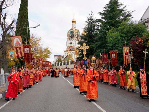 В Сочи ограничат движение транспорта на время крестного хода