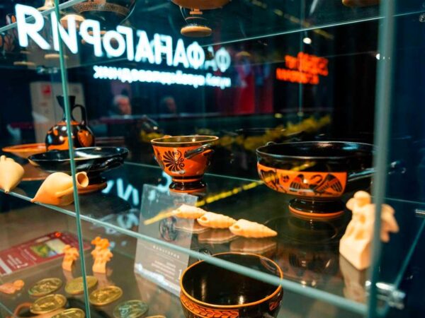 В Сириусе открылась выставка о древних греческих праздниках