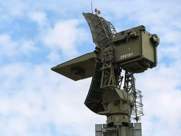 Мэр Сочи рекомендует не водить детей в школы и детсады из-за угрозы атаки беспилотных летательных аппаратов.