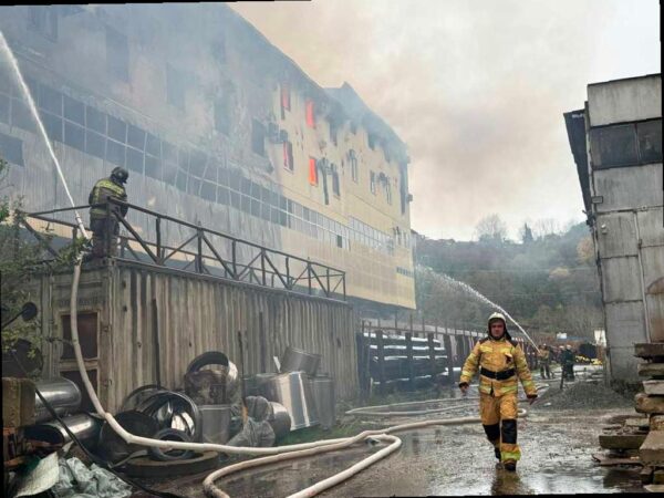Мэр Сочи: в промзоне, где произошел крупный пожар, могли проживать люди