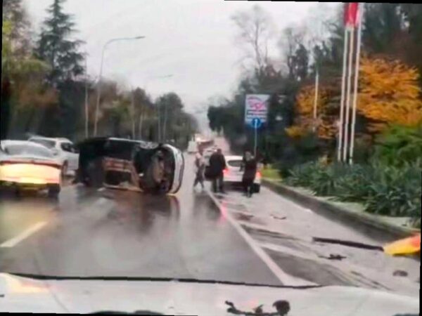 Автомобиль перевернулся на трассе «Сочи — Адлер» в Хосте
