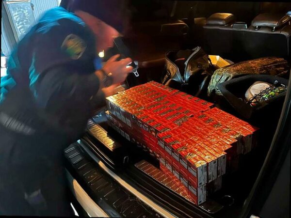 В Сочи задержали автомобиль Mercedes-Benz, который прибыл из Абхазии и был заполнен сигаретами для контрабанды. Таможенники вместе с сотрудниками ФСБ провели операцию, в результате которой были найдены тайники с табачными изделиями в различных частях машины. В общей сложности было изъято более полутора тысяч пачек сигарет марки «CHAPMAN» из Германии без необходимой маркировки и акцизных марок России.