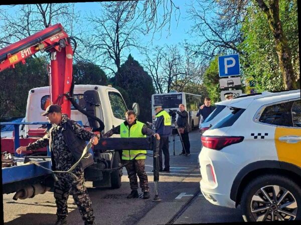 Эвакуация неправильно припаркованных автомобилей в центре Сочи