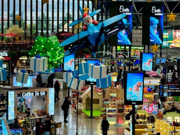 Сочинский аэропорт украсили к Новому году